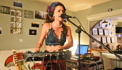 mozaik...vinkovci...11.07.2020.caffe bar walkov - centar kulture; walkow ljeto; na fotki - koncert aklea neon; foto Gordan Panić