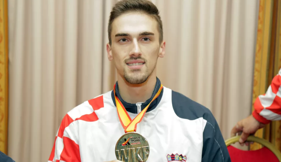 Zagreb, 12.11.2018 - Konferencija za medije Hrvatskog karate saveza nakon povratka sa Svjetskog prvenstva u Madridu. Na slici hrvatski reprezentativac Ivan Kvesić koji je na na Svjetskom prvenstvu u karateu za seniore u Madridu osvojio zlatnu medalju.foto HINA/ Tomislav PAVLEK /ds