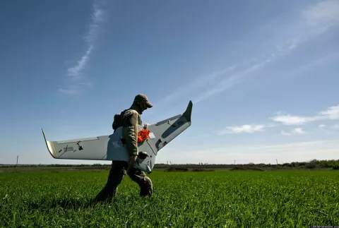 A serviceman of a special unit of a special forces police battalion carries a Domakha reconnaissance drone, Donetsk region, Ukraine, on May 2, 2025. (Photo by Dmytro Smolienko/Ukrinform) (Photo by Ukrinform/Ukrinform/Sipa USA) Photo: UKRINFORM/SIPA USA