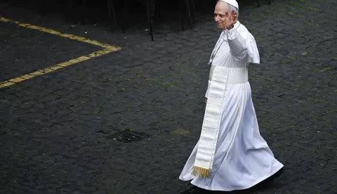 epaselect epa12090267 Pope Leo XIV waves at faithfuls as he walks inside the Vatican before the Regina Coeli prayer, Vatican City, 11 May 2025. EPA/RICCARDO ANTIMIANI