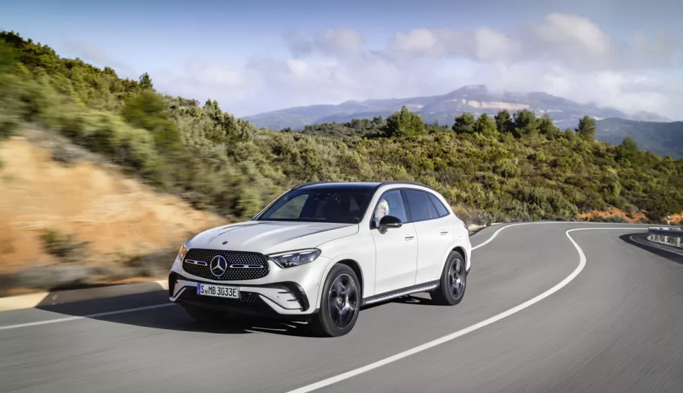 Mercedes-Benz GLC SUV Plug-in-Hybrid; Exterieur: AMG Line, MANUFAKTUR diamantweiß bright; Interieur: AMG Line, Leder zweifarbig powerrot/schwarz // Mercedes-Benz GLC SUV plug-in hybrid; exterior: AMG line, MANUFAKTUR diamond white bright; interior: AMG line, leather two-tone power red/black