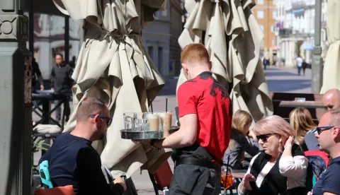 09.04.2023., Rijeka - Uskrs u centru Rijeke. Setaci na Korzu i Mololongu. Photo: Goran Kovacic/PIXSELL