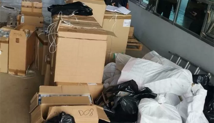Na graničnom prijelazu Batina u prikolici kamiona pronađeno 20.410 kutija raznih vrsta cigareta, 50 kutija grijanog duhana i 6,35 kilograma rezanog duhana, čija bi tržišna vrijednost iznosila oko 82.400 eura.