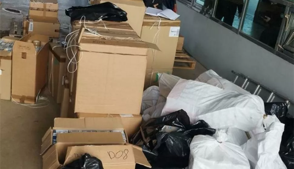 Na graničnom prijelazu Batina u prikolici kamiona pronađeno 20.410 kutija raznih vrsta cigareta, 50 kutija grijanog duhana i 6,35 kilograma rezanog duhana, čija bi tržišna vrijednost iznosila oko 82.400 eura.