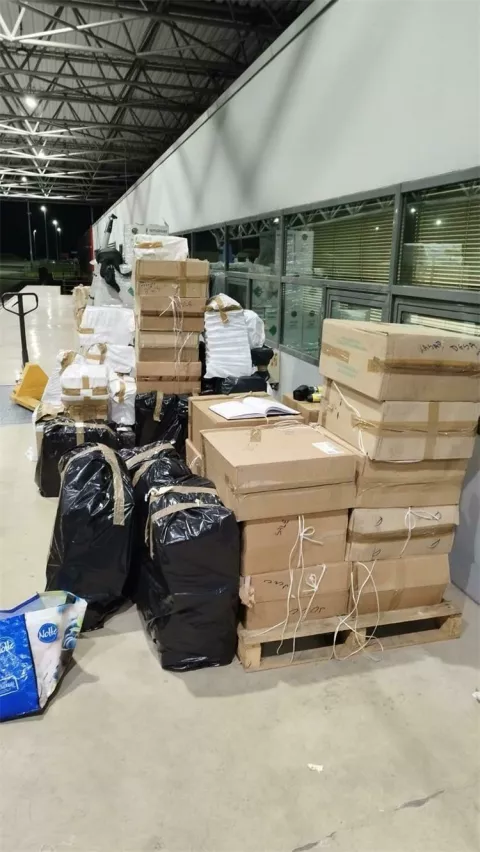 Na graničnom prijelazu Batina u prikolici kamiona pronađeno 20.410 kutija raznih vrsta cigareta, 50 kutija grijanog duhana i 6,35 kilograma rezanog duhana, čija bi tržišna vrijednost iznosila oko 82.400 eura.