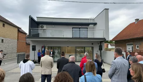 VINKOVCIU črtvrti Vinkovačko Novo Selo, svečano je otvorena novoizgrađena zgrada ambulante Doma zdravlja Vinkovci u Stepinčevoj ulici. Objekt, vrijedan nešto manje od 700.000, eura ima dvije stambene jedinice - dva kadrovska stana u kojima su jedan doktor obiteljske medicine i magistar farmacije, ordinaciju obiteljske medicine, ordinaciju dentalne medicine i ljekarnu svibanj 2025.