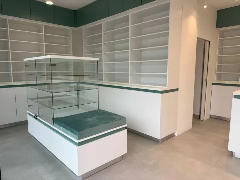 VINKOVCIU črtvrti Vinkovačko Novo Selo, svečano je otvorena novoizgrađena zgrada ambulante Doma zdravlja Vinkovci u Stepinčevoj ulici. Objekt, vrijedan nešto manje od 700.000, eura ima dvije stambene jedinice - dva kadrovska stana u kojima su jedan doktor obiteljske medicine i magistar farmacije, ordinaciju obiteljske medicine, ordinaciju dentalne medicine i ljekarnu svibanj 2025.