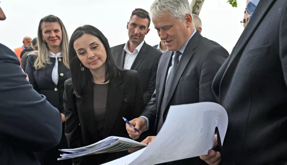 Vinkovci, 12.05.2025. - Radni posjet ministrice zaštite okoliša i zelene tranzicije Marije Vučković Vukovarsko - srijemskoj županiji. Projekt Restauracija rijeke Bosut od rkm 90+800 do rkm 95+600 (izmuljivanje Bosuta). Na fotografiji Marija Vučković, Zoran Đuroković. foto HINA/ Gordan PANIĆ/ tm
