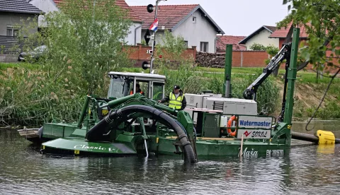 Vinkovci, 12.05.2025. - Radni posjet ministrice zaštite okoliša i zelene tranzicije Marije Vučković Vukovarsko - srijemskoj županiji. Projekt Restauracija rijeke Bosut od rkm 90+800 do rkm 95+600 (izmuljivanje Bosuta). foto HINA/ Gordan PANIĆ/ tm