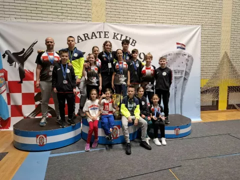 Karate Akademije Osijek na kupu Vukovara sa osvojenih 20 medalja i prvo mjesto u ukupnom poretku 45 klubova 508 natjecatelja i 4 države.
