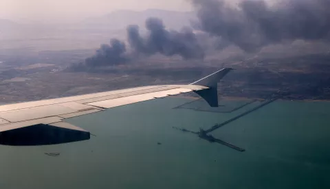epa12058208 A handout photo made available by the Iranian Presidential Office shows smoke billowing from the Rajaie port in the city of Bandar Abbas, southern Iran, 27 April 2025. According to the IRNA news agency, at least 25 people have been killed and around 800 people injured in an explosion at the port, with authorities yet to announce the cause. EPA/IRANIAN PRESIDENCY HANDOUT HANDOUT EDITORIAL USE ONLY/NO SALES