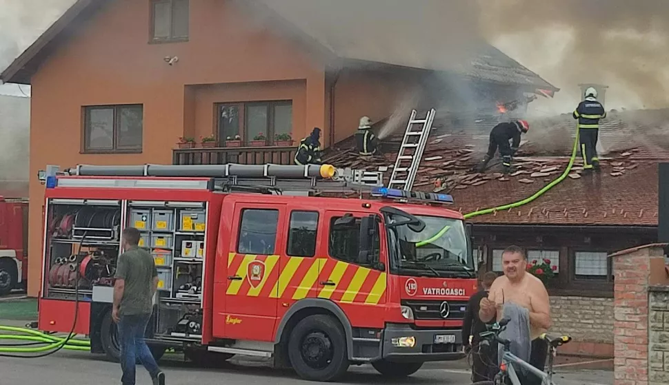 Poznati baranjski restoran "Citadela" upravo je u plamenu i vatrogasci se bore s vatrom. Operativno-komunikacijski centar Policijske uprave osječko-baranjske dojavu da gori restoran u Vardarcu zaprimio je u 12,38 sati. Gašenje požara je u tijeku.