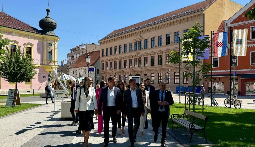 Predsjednik Hrvatskog sabora Gordan Jandroković, posjetio je danas Vinkovce i razgledao Gradsku knjižnicu i čitaonicu za koju mnogi kažu da je među najljepšima u Europi i novi dječji vrtić Mali princ, na desnoj obali Bosuta, u čijoj je neposrednoj blizini u tijeku i izgradnja sportske dvorane OŠ Ivana Mažuranića.