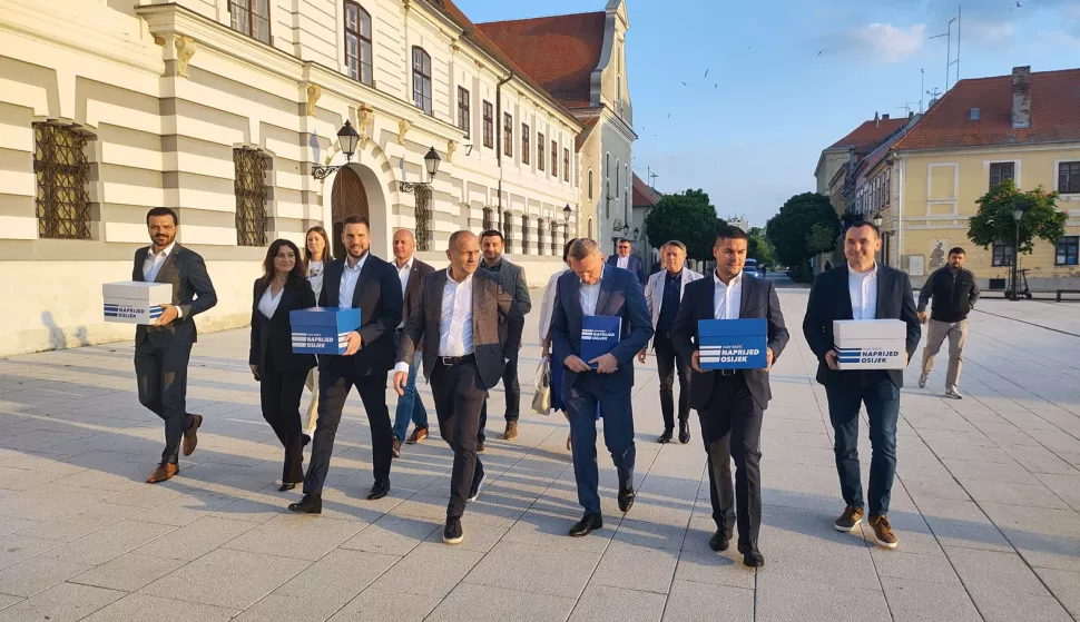Osječki gradonačelnik i kandidat HDZ-a za drugi mandat na čelu Grada Osijeka Ivan Radić u ponedjeljak je Gradskom izbornom povjerenstvu u Osijeku predao više od 13.100 potpisa podrške za svoju kandidaturu najavljujući najbolji rezultat na lokalnim izborima.