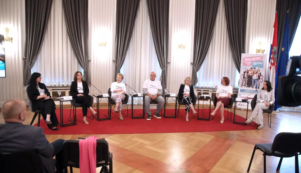 Zagreb, 13.05.2025 - Konferencija za medije 'Jedna briga manje' na kojoj su predstavljeni podaci o procijepljenosti protiv HPV-a, oboljelima od raka vrata maternice te najavljene daljnje javnozdravstvene i edukativne aktivnosti kampanje Budi mRAK, uključujući cijepljenje učenika i studenata na 11 lokacija u Zagrebačkoj županiji. Na fotografiji Tatjana Nemeth Blažić, Ines Balint, Goran Vujić, Neda Ferenčić Vrban, Ljiljana Vukota, Petra Vita Kasović.foto HINA/ Denis CERIĆ /dc