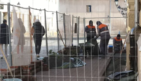 Osijek, 13. 02. 2025, Tvrđa, oko Ekonomske i upravene škole sanacija oplaočnika uz samu zgradu škole. Radovi, sanacija, radnici, ilustracija, slobodnjak,snimio GOJKO MITIĆ
