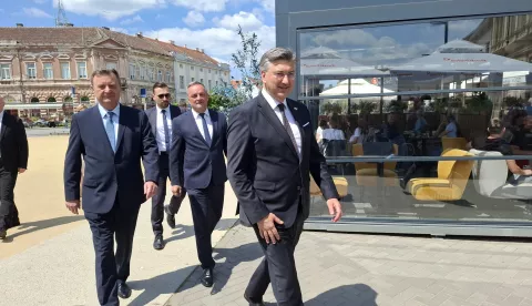 Koprivnica, 14.05.2025. - Predsjednik HDZ-a Andrej Plenković u srijedu je posjetio Koprivnicu kako bi dao podršku kandidatima stranke Koprivničko-križevačke županije na predstojećim izborima, a tom je prilikom obećao dovršetak četverotračne brze ceste do Koprivnice u naredne četiri godine. Na fotografiji Andrej Plenković. foto HINA/ Ozren ŠPIRANEC/ tm