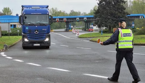 Gori?an, 15.4.2025.- Od utorka je na snazi nova Naredba o mjerama sprje?avanja pojave i ranog otkrivanja slinavke i ?apa te kuge malih pre?iva?a u Republici Hrvatskoj, koja zna?i svojevrsno popu?tanje mjera, a potpredsjednik Vlade i ministar poljoprivrede, ?umarstva i ribarstva David Vlaj?i? s kontrolne je postaje Gori?an poru?io da je situacija pod kontrolom. foto HINA/ Sini?a KALAJD?IJA/ ua