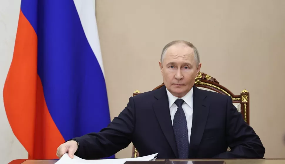 epa12101519 Russian President Vladimir Putin holds a meeting to discuss the upcoming Russian-Ukrainian talks in Istanbul, at the Kremlin in Moscow, Russia, 15 May 2025. EPA/ALEXANDER KAZAKOV/SPUTNIK/KREMLIN POOL MANDATORY CREDIT