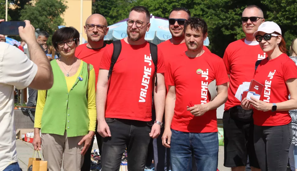 Osijek, 03. 05. 2025, Sajam antikviteta u parku kod Školjke. Vjeran Marijašević, SDP s ekipom na Sajmu...snimio GOJKO MITIĆ