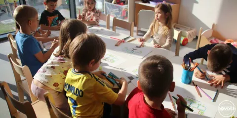 VINKOVCIU Gradskoj knjižnici i čitaonici Vinkovci od rujna se provode aktivnosti pilot-projekta koji je rezultat javnog poziva Središnjeg državnog ureda za demografiju i mlade, upućenog jedinicama lokalne samouprave za sufinanciranje edukativnih, kulturnih i sportskih aktivnosti za djecu predškolske dobi i učenike od I. do IV. razreda osnovne škole. Taj se projekt, vrijedan 60.900 eura, provodi do lipnja uz financiranje Ministarstva demografije i useljeništva, a korisnik sredstava je Grad Vinkovci.Upravo završena radionica "Moja obitelj" bila je posvećena obilježavanju Međunarodnog dana obitelji. Polaznici su izrađivali svoja obiteljska stabla.svibanj 2025.