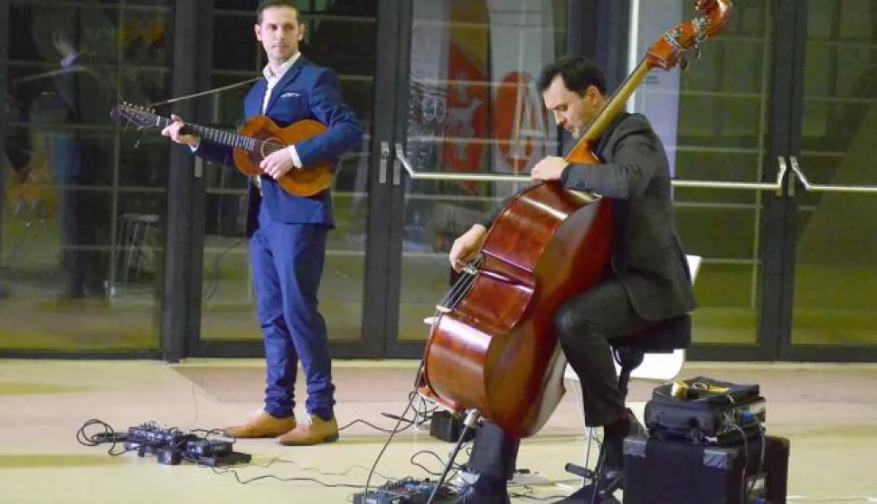 osijek, 24 siječanj 2018, 19,30 sati - kampus, građevinski fakultet, Osječka glazbena srijeda, koncert Gudalo vs. trzalice - Filip Novosel (tambura) i Tihomir Hojsak (kontrabas) snimio zdenko puić------kultura3 stupca, color