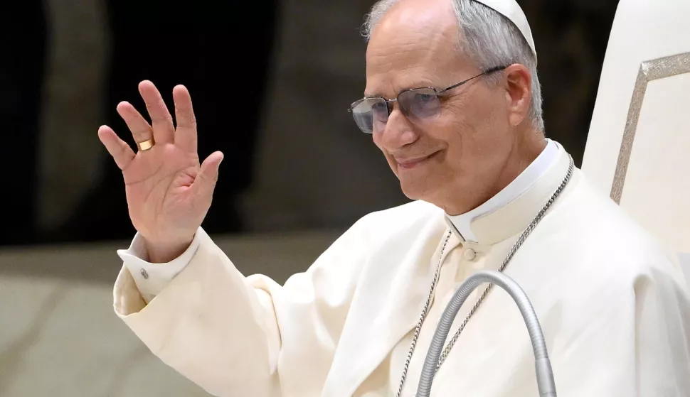 epa12093484 Pope Leo XIV waves during an audience with members of the media at the Paul VI Audience Hall in Vatican City, 12 May 2025. EPA/ETTORE FERRARI