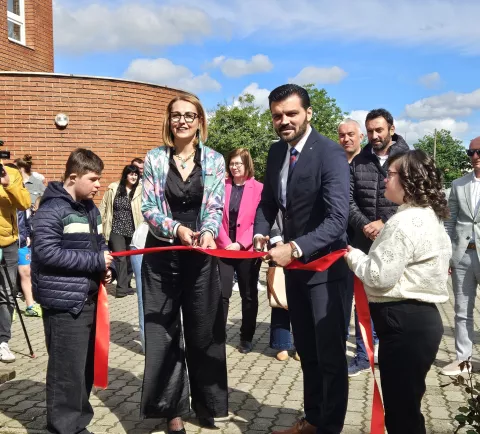 Otvaranje prve faze obnove igrališta u Centru za odgoj i obrazovanje Ivan Štark, rezanje vrpce, Dragan Vulin i Maja Radoš-Bučma, 16.5.2025.Foto: Ivana Paušić
