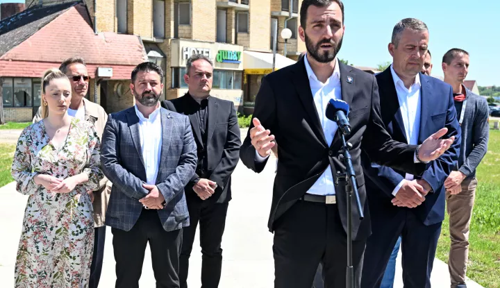Vukovar, 15.05.2025. - Ispred hotela Dunav, kandidat Domovinskog pokreta za gradonačelnika Vukovara Domagoj Bilić, te kandidat za zamjenika gradonačelnika Goran Bendra održali su konferenciju za medije na temu infrastrukturnih projekata. Na fotografiji Domagoj Bilić, Goran Bendra. foto HINA/ Gordan PANIĆ/ tm