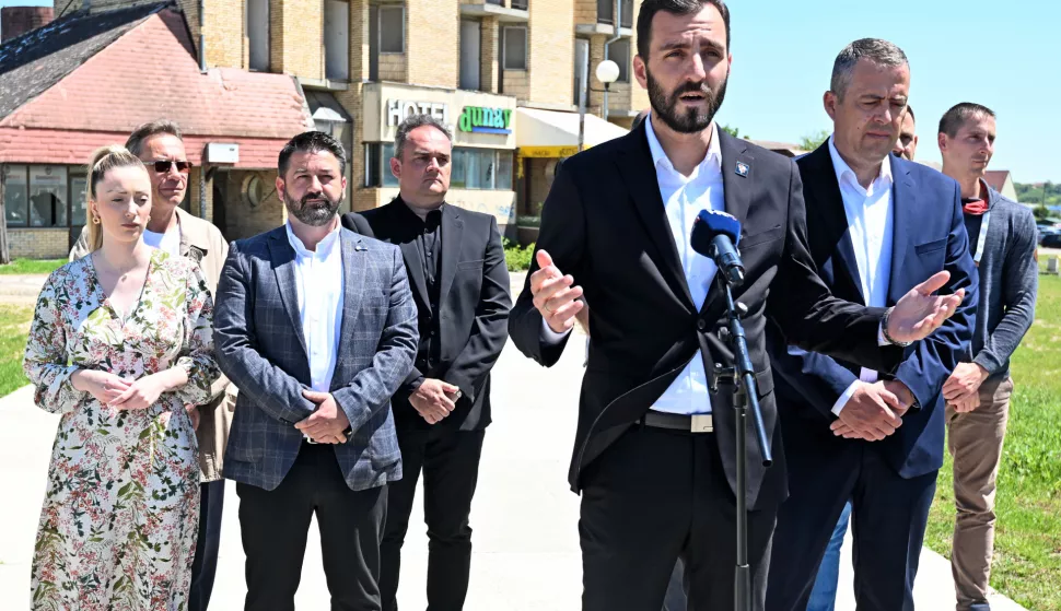Vukovar, 15.05.2025. - Ispred hotela Dunav, kandidat Domovinskog pokreta za gradonačelnika Vukovara Domagoj Bilić, te kandidat za zamjenika gradonačelnika Goran Bendra održali su konferenciju za medije na temu infrastrukturnih projekata. Na fotografiji Domagoj Bilić, Goran Bendra. foto HINA/ Gordan PANIĆ/ tm