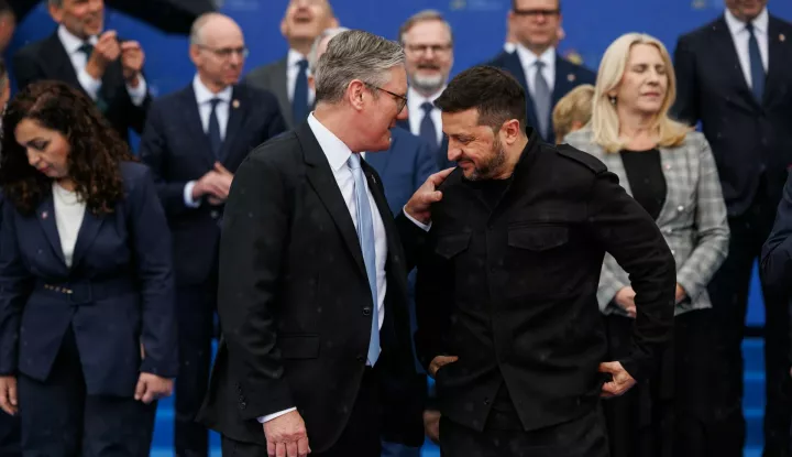 TIRANA, 16. svibnja 2025. (Hina/Reuters) - Britanski premijer Keir Starmer izjavio je u petak da su se on i čelnici Francuske, Njemačke i Poljske, kao i ukrajinski predsjednik Volodimir Zelenskij, složili da je ruski stav u mirovnim pregovorima "neprihvatljiv" te da su o tome razgovarali s američkim predsjednikom Donaldom Trumpom.
