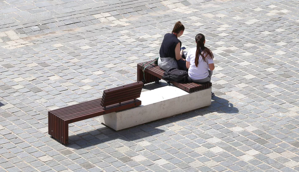 Osijek, 30. 04. 2025., Tvrđa, Trg sv. Trojstva, studenti, učenici, ljudi, &scaron;etnja, toplo vrijeme, sunčano, slobodnjak, slobodnjaciSNIMIO BRUNO JOBST