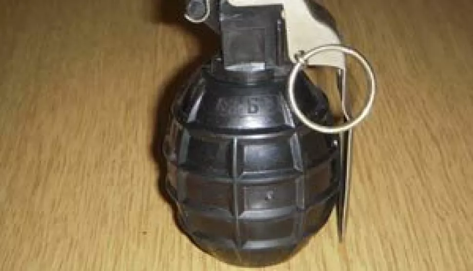 Građanke policiji predale bombu i oružje