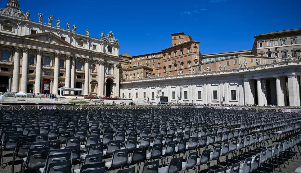epa12108574 Preparations for the pontificate of Pope Leo XIV at St. Peter's Square in Vatican City, 17 May 2025. The celebration marking the official beginning of Pope Leo XIV's pontificate on 18 May is a solemn liturgy. EPA/Darek Delmanowicz POLAND OUT