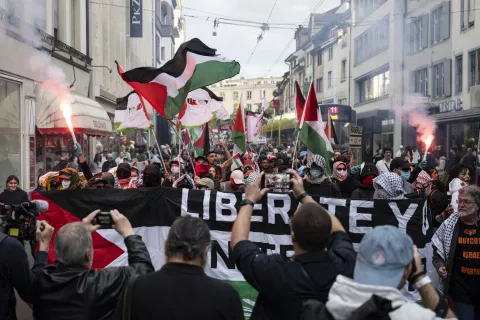 epa12110353 Crowds stage a Pro-Palestine rally at the Barfuesserplatz ahead of the grand final of the 69th Eurovision Song Contest (ESC) in Basel, Switzerland, 17 May 2025. EPA/PETER SCHNEIDER