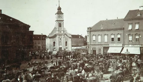 Stara župna crkva oko 1890. Izvor: Zbirka fotografija Muzeja Slavonije
