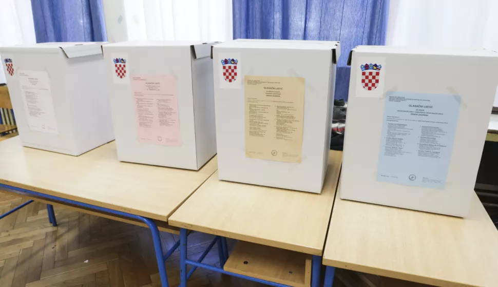 Zagreb, 18.05.2025. - U Hrvatskoj je danas otvoreno 6.600 biračkih mjesta na kojima birači odlučuju o lokalnoj vlasti za iduće četiri godine – vijećima i skupštinama općina, gradova i županija te načelnicima, gradonačelnicima i županima. Na fotografiji ilustracija, biračko mjesto u OŠ Ivana Meštrovića. foto HINA/ Lana SLIVAR DOMINIĆ/ lsd