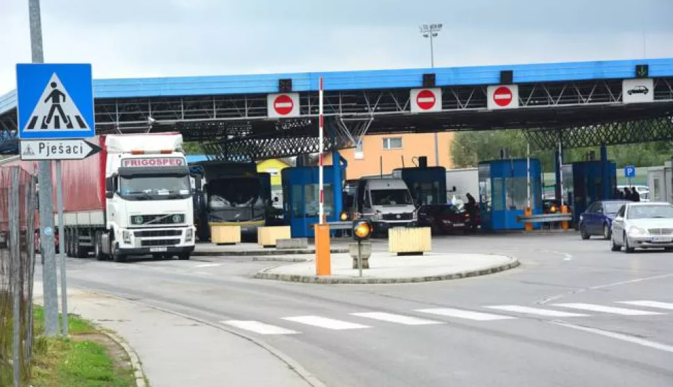 25.09.2015., Slavonski Brod - Zbog situacije na granicnom prijelazu Bajakovo i ostalima prema Srbiji sve je vise kamiona na granicnom prijelazu prema BiH u Slavonskom Brodu jer vozaci traze alternativne pravce. Photo: Ivica Galovic/PIXSELL------2 stupca colornovosti