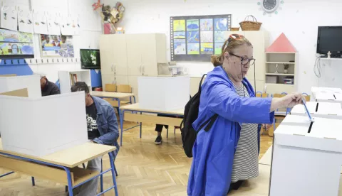 Zagreb, 18.05.2025. - U Hrvatskoj je danas otvoreno 6.600 biračkih mjesta na kojima birači odlučuju o lokalnoj vlasti za iduće četiri godine – vijećima i skupštinama općina, gradova i županija te načelnicima, gradonačelnicima i županima. Na fotografiji ilustracija, biračko mjesto u OŠ Ivana Meštrovića. foto HINA/ Lana SLIVAR DOMINIĆ/ lsd