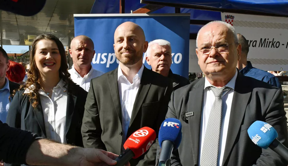 Slavonski Brod, 19.4.2025.- Konferencija za medije povodom slu?benog predstavljanja Marka Lipovca, kandidata DM - NL (Duspara Mirko - Nezavisna lista) za ?upana Brodsko - posavske ?upanije. Na slici Marko Lipovac i Mirko Duspara. foto HINA/ ua