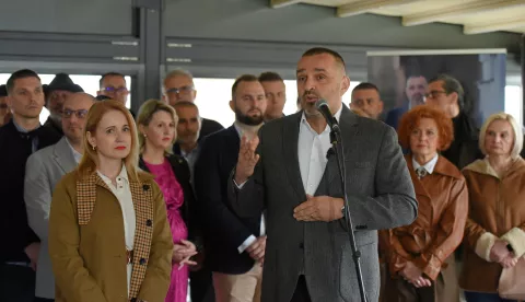 Damir Juzbašić sa suprugom i timomfoto: Marija Lešić Omerović