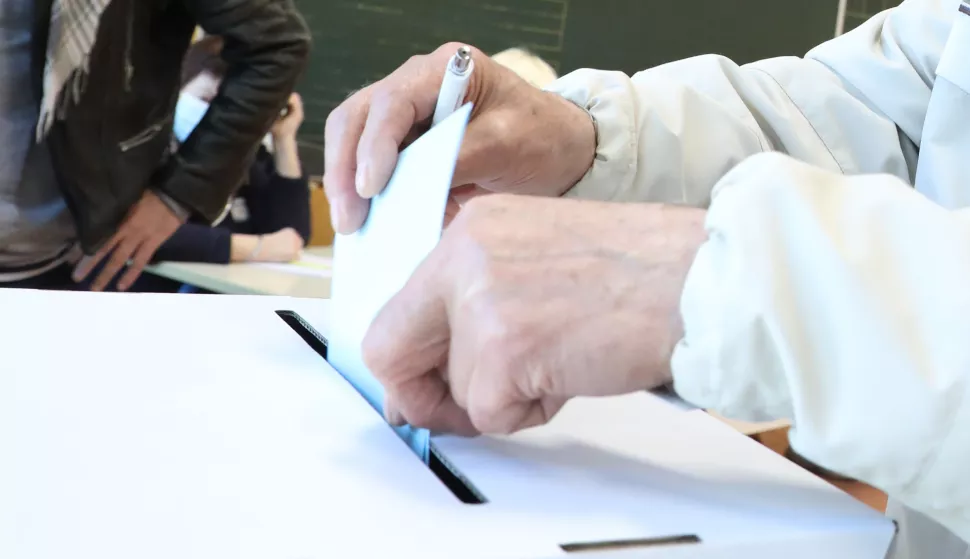 Zagreb, 30.05.2021.- U Hrvatskoj se održava drugi krug lokalnih izbora, a građani će ukupno izabrati 14 župana, gradonačelnika Zagreba, koji ima status županije, 56 gradonačelnika i 87 općinskih načelnika. Drugi krug održava se u 432 grada i općine, na gotovo 5500 biračkih mjesta, a pravo birati ima tri milijuna 231 tisuću birača. Biračka mjesta bit će otvorena od 7 do 19 sati do kada traje i izborna šutnja.foto HINA/ Admir BULJUBAŠIĆ/ abu