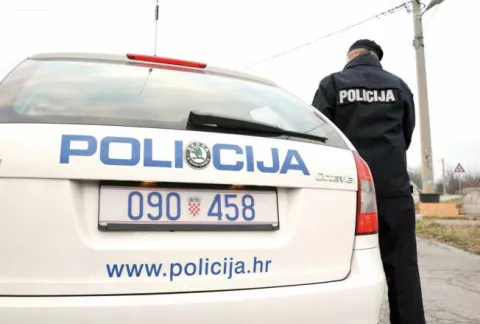 MUČIĆI,30.01.2011.CRNA KRONIKAMUČIĆI ODVOJAK ZA BRECE TEKA PROMETNA NESREĆA SUDJELOVALI KOMBI POLICIJE CITROEN JUMPER I MOTOR DUCATI, TEKO OZLJEĐEN MOTOCIKLIST OČEVID OBAVILI DJELATNICI POLICIJE (POLICIJA, OČEVID, MOTOR, KOMBI....)SNIMIO SERGEJ DRECHSLER