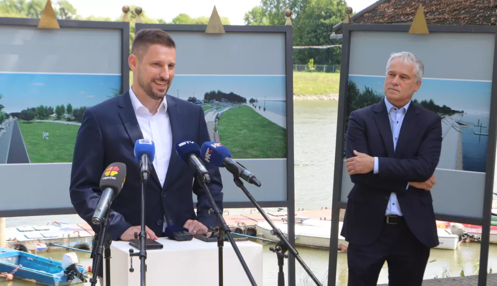 Osijek, 19. 05. 2025, Neptun, Radić i Đuroković, potpisali sporazum o sufinanciranju urđenja obaloutvrde na d.o. rijeke Drave i nasipa Višnjevac. Ivan Radić i Zoran Đuroković.snimio GOJKO MITIĆ