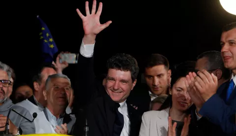 epa12115396 Bucharest City Mayor Nicusor Dan (C), an Independent presidential candidate supported by the Force of Right (FD) party, celebrates his victory hours after the first exit-polls results were announced, in Bucharest, Romania, early 19 May 2025. Nicusor Dan, is coming out ahead of his far-right rival George Simon in preliminary exit polls according to the Permanent Electoral Authority (AEP). EPA/ROBERT GHEMENT