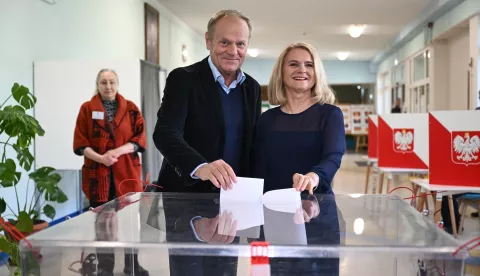 epa12112125 Polish Prime Minister Donald Tusk with his wife Malgorzata vote at a polling station during Poland's presidential elections in Sopot, Poland, 18 May 2025. Nearly 29 million Poles are eligible to vote in these elections, where 13 candidates are competing to elect their next president for a five-year term. A potential runoff is set for 1 June if no candidate achieves an outright majority in the first round. EPA/MARCIN GADOMSKI POLAND OUT