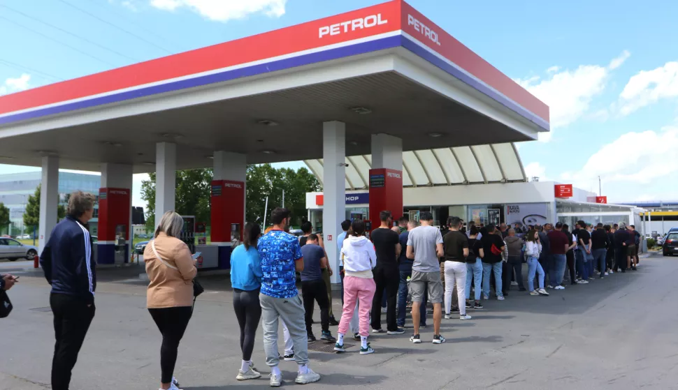 Osijek, 19. 05. 2025, Počela prodaja ulaznica za nogometnu utakmicu, Hrvatska - Češka, na Petrolovim pumpama, Petrol, PM Divaltova, ulica Knezan Trpimira.snimio GOKKO MITIĆ