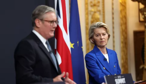 epa12116777 European Commission President Ursula von der Leyen (R) listens during a press conference with British Prime Minister Keir Starmer (L) following the UK-EU summit at the Lancaster House in London, Britain, 19 May 2025. EPA/NEIL HALL/POOL