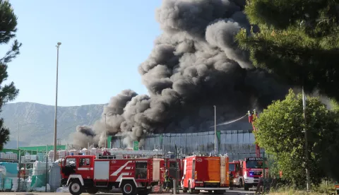 19.05.2025. Kastel - Izbio je požar u Pevex centru u Kaštel Sućurcu, na terenu je velik broj vatrogasaca. Photo: Ivo Cagalj/PIXSELL
