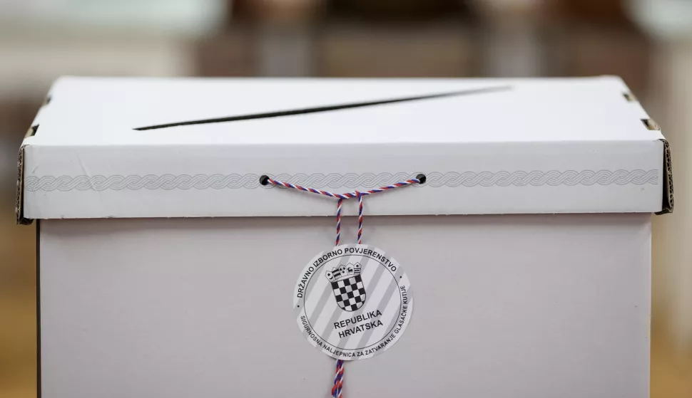 Zagreb, 12.01.2025 - U Hrvatskoj se u nedjelju u 7 sati otvorilo više od 6. 500 biračkih mjesta na kojima u drugom krugu birači odlučuju hoće li novi mandat dati aktualnom predsjedniku Zoranu Milanoviću, kandidatu SDP-a i partnera ili Draganu Primorcu, kandidatu HDZ-a i partnera. Na slici glasačka kutija s pečatom DIP-a.foto HINA/ Damir SENČAR/ ds